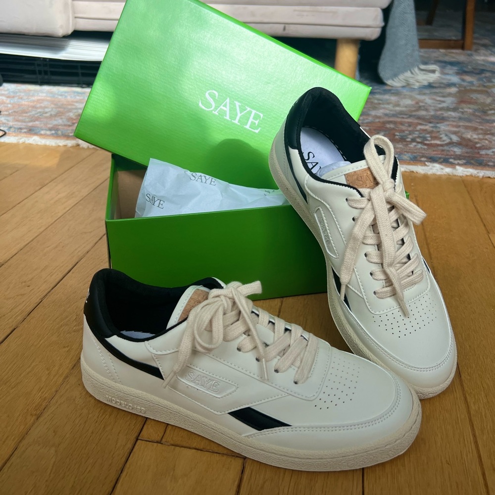 Saye NWT Modelo '89 Black Vegan Leather Sneakers
Size 40, in original box